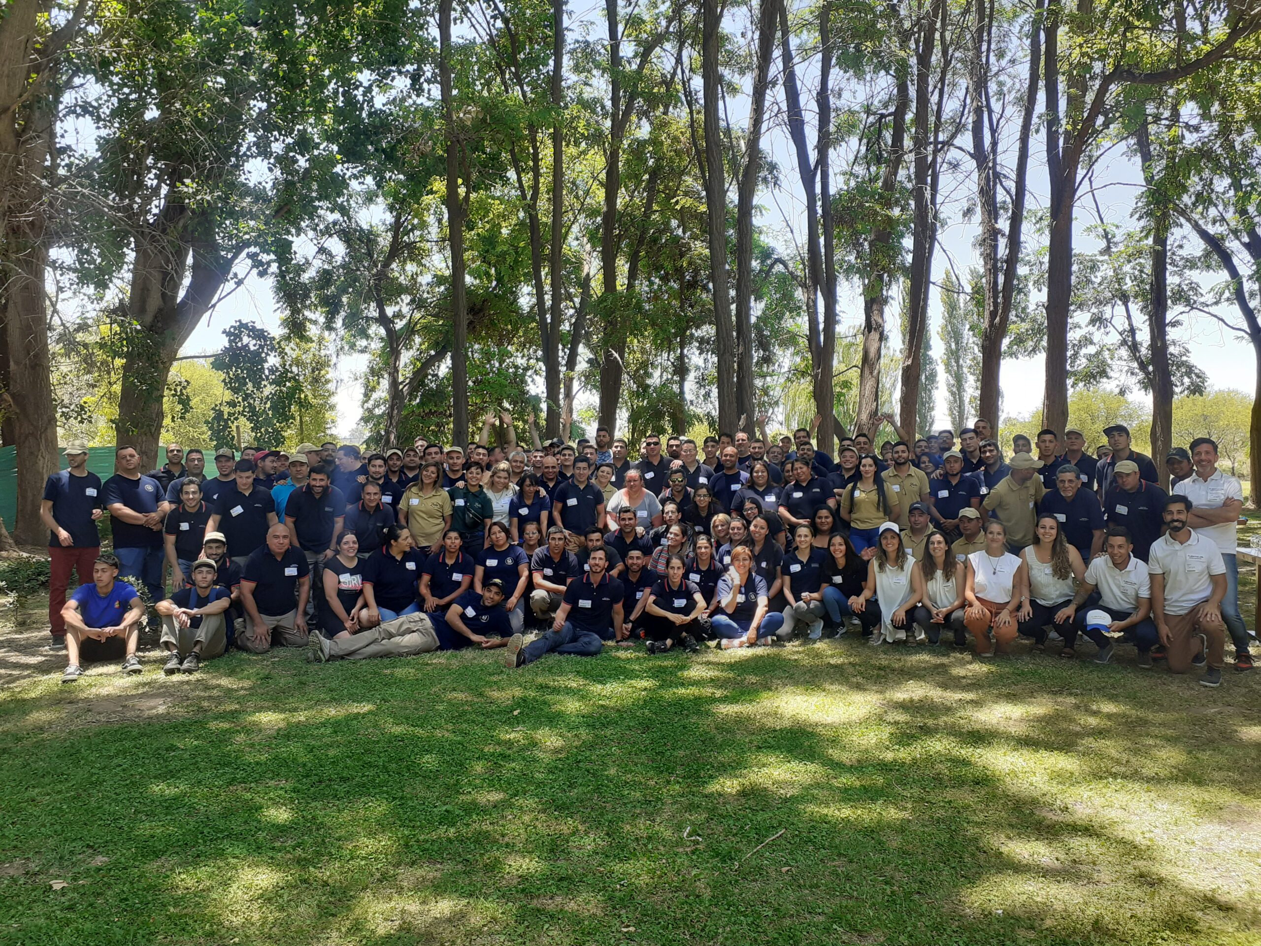 Foto grupal de una jornada de formación con más de cien participantes