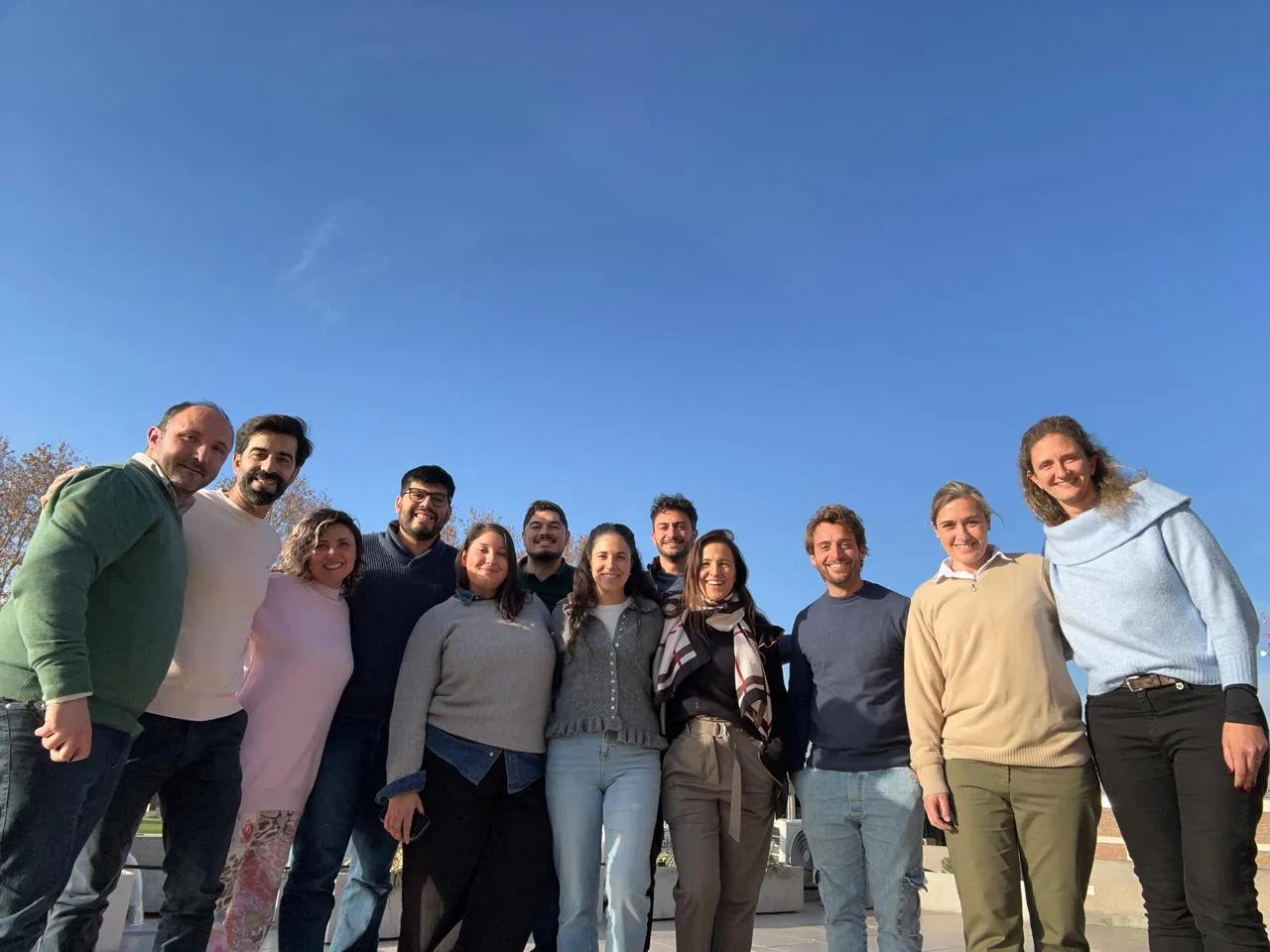 Equipo directivo en una terraza al aire libre