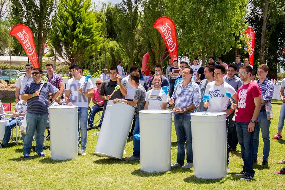 Actividad de team building al aire libre con banderas de Coca-Cola