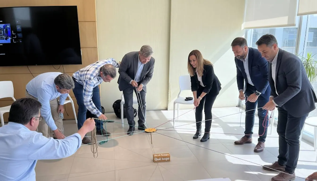 Sebastián García Burgos facilitando una dinámica de equipo con un grupo directivo